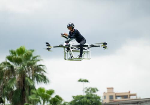 китайский фермер сделал пилотируемые дроны и вложил 20 миллионов долларов за 2 года Джеки Чан пришел к ему для съемок