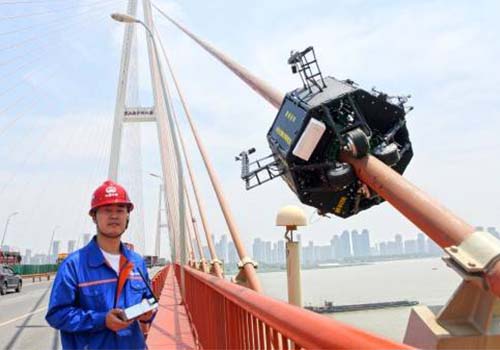 каковы "трюки" инспекционного робота, поднимающегося по мосту через реку Янцзы!

