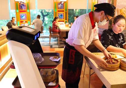Почему в ресторане так популярны роботы-официанты?