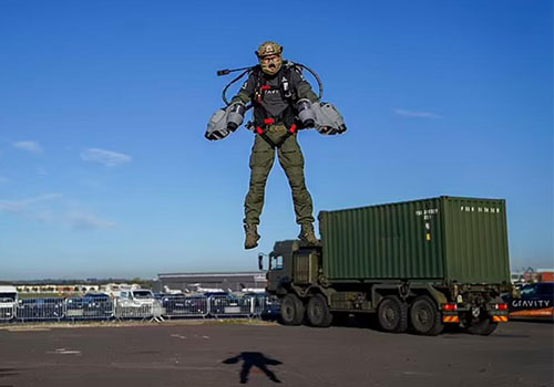 Британская армия наблюдает за реактивным ранцем, который может летать на высоте 3600 метров со скоростью 128 км / ч.