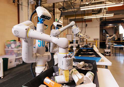 Материнская компания Google размещает в офисе 100 роботов. Насколько это далеко от «самообучающихся» роботов?
